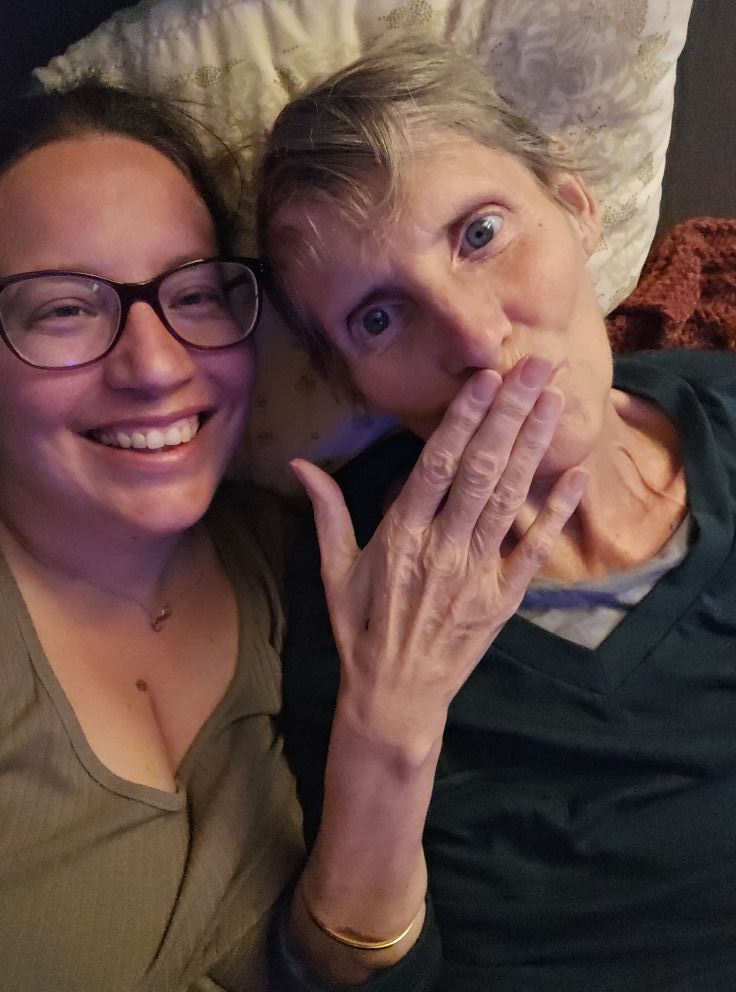 Grégorine et sa maman Marie-Ange se sourient, un bisou plein de tendresse